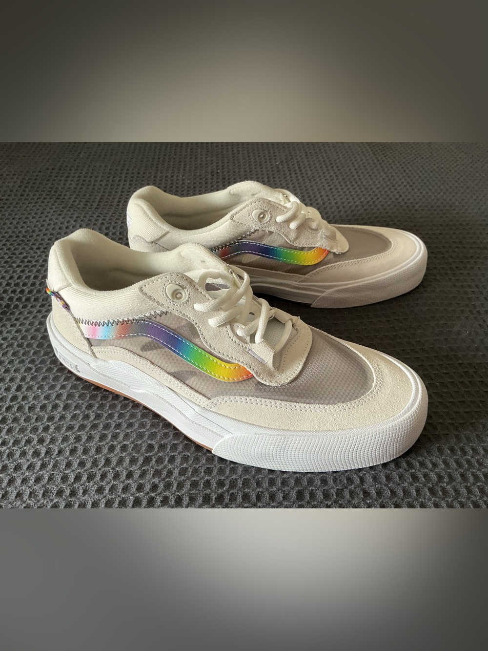 Vans  Mans Low-Top Sneakers with Rainbow Side Stripe Size 9